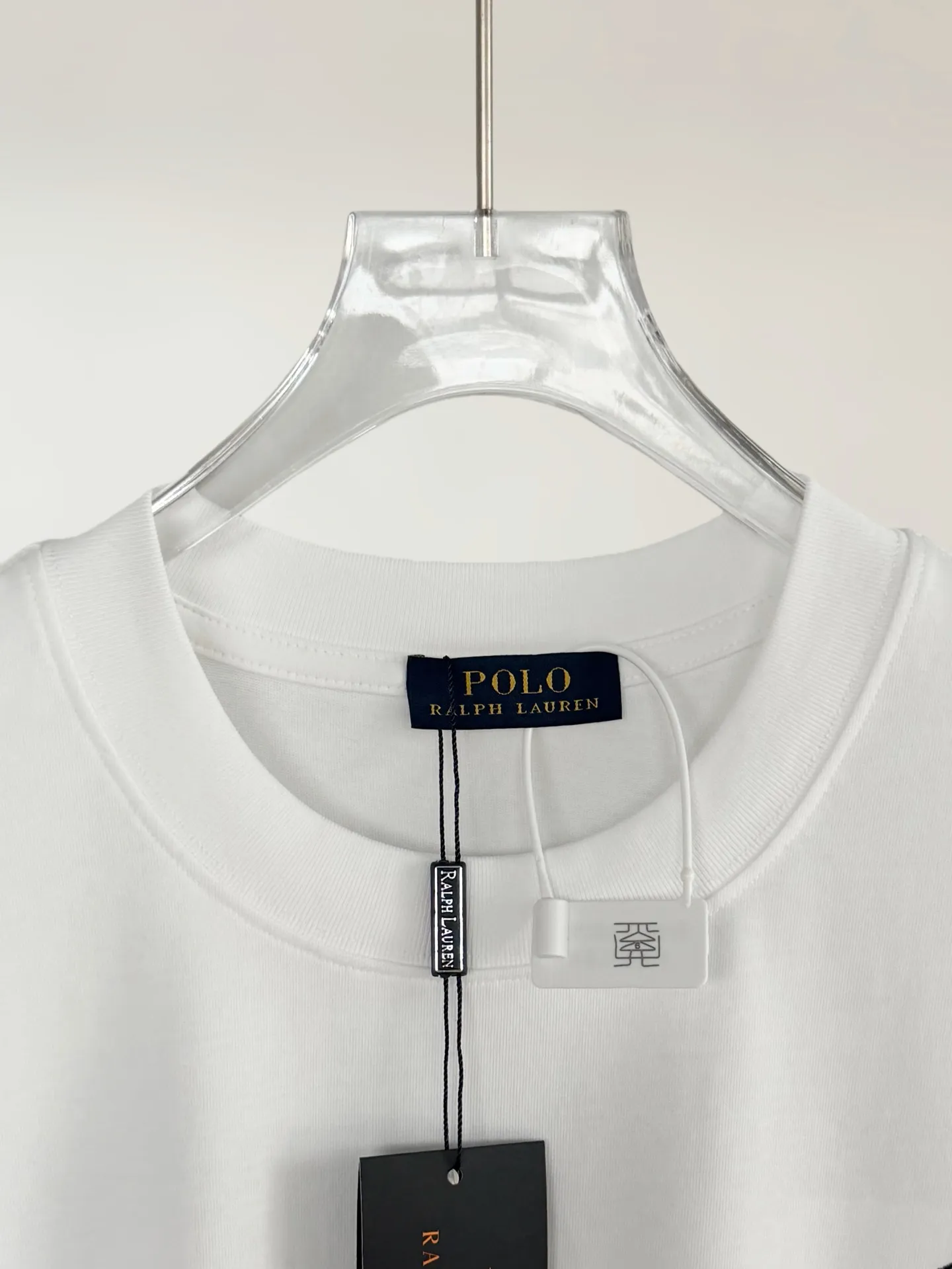 P160 [High Quality]Ralph Lauren*Ralph Lauren embroidery micro-label simple‼ ️Short-sleeved T-shirt 💗Ralph Lauren classic short-sleeved T-shirt, custom-made 280g pure cotton fabric, soft and breathable, classic horseback golf🏌️ embroidery on the chest, logo + logo embroidery on the back, simple and recognizable. Round neck design, neat tailoring, customized 280g pure cotton fabric, soft and smooth to the touch, great breathability, super comfortable to wear in summer! The same loose version for men and women, OK to wear alone or layered, versatile ~ 𝐂𝐎𝐋𝐎𝐔𝐑: black white 𝐒𝐈𝐙𝐄: S-xL Size chart: S: Shoulder width 51 - Bust 55 - Clothing length 70 M: Shoulder width 53 - Bust 57 - Clothing length 72 L: Shoulder width 55 - Bust 59 - Clothing length 74 XL: Shoulder width 57 - Bust 61 - Clothing length 76